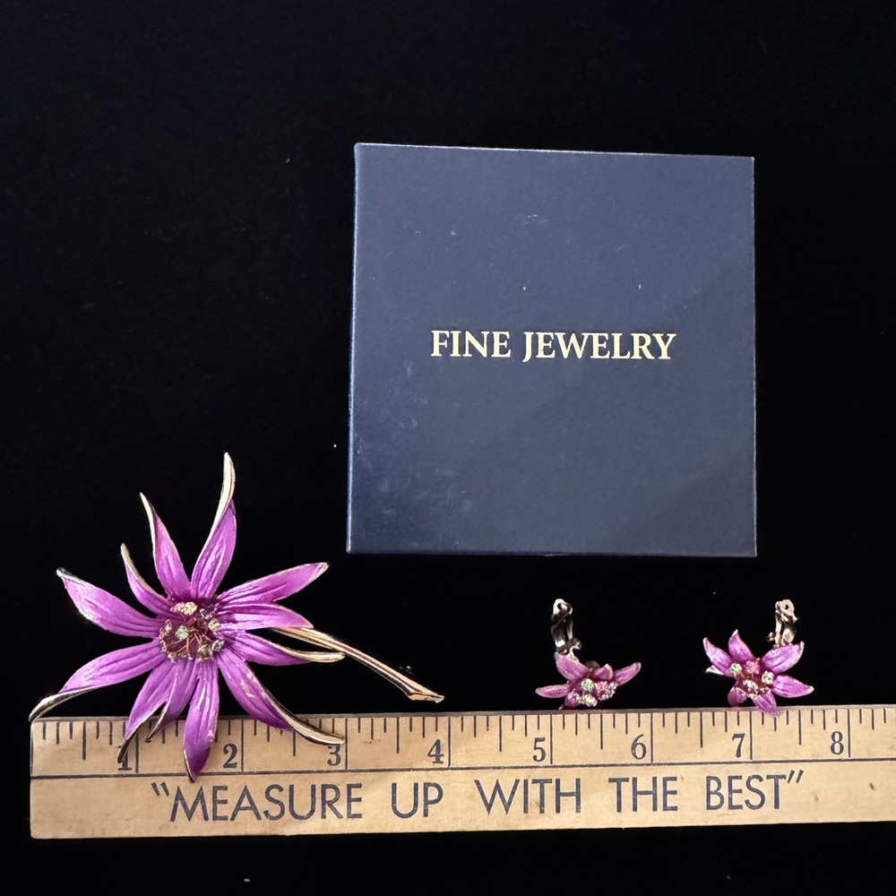 Lisa Brooch/Earring Set (Clip)
Vintage - Picture 8 of 9